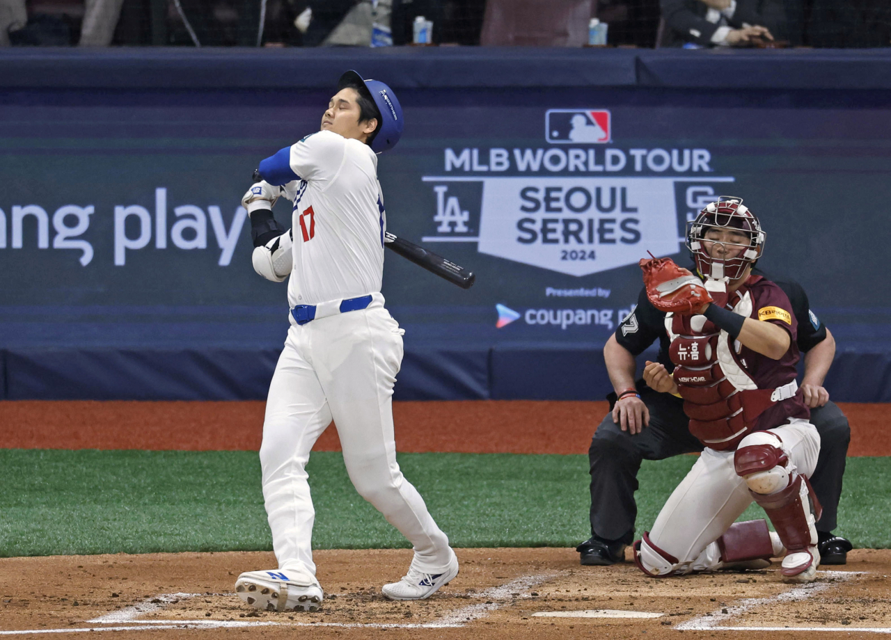 미국프로야구(MLB) 공식 개막시리즈를 앞두고 17일 서울 고척스카이돔에서 열린 로스앤젤레스(LA) 다저스 대 키움 히어로즈 연습 경기에서 2회초 1사에서 1.3루 상황에서 LA 다저스 오타니 쇼헤이가 삼진아웃을 당하고 있다. [연합]