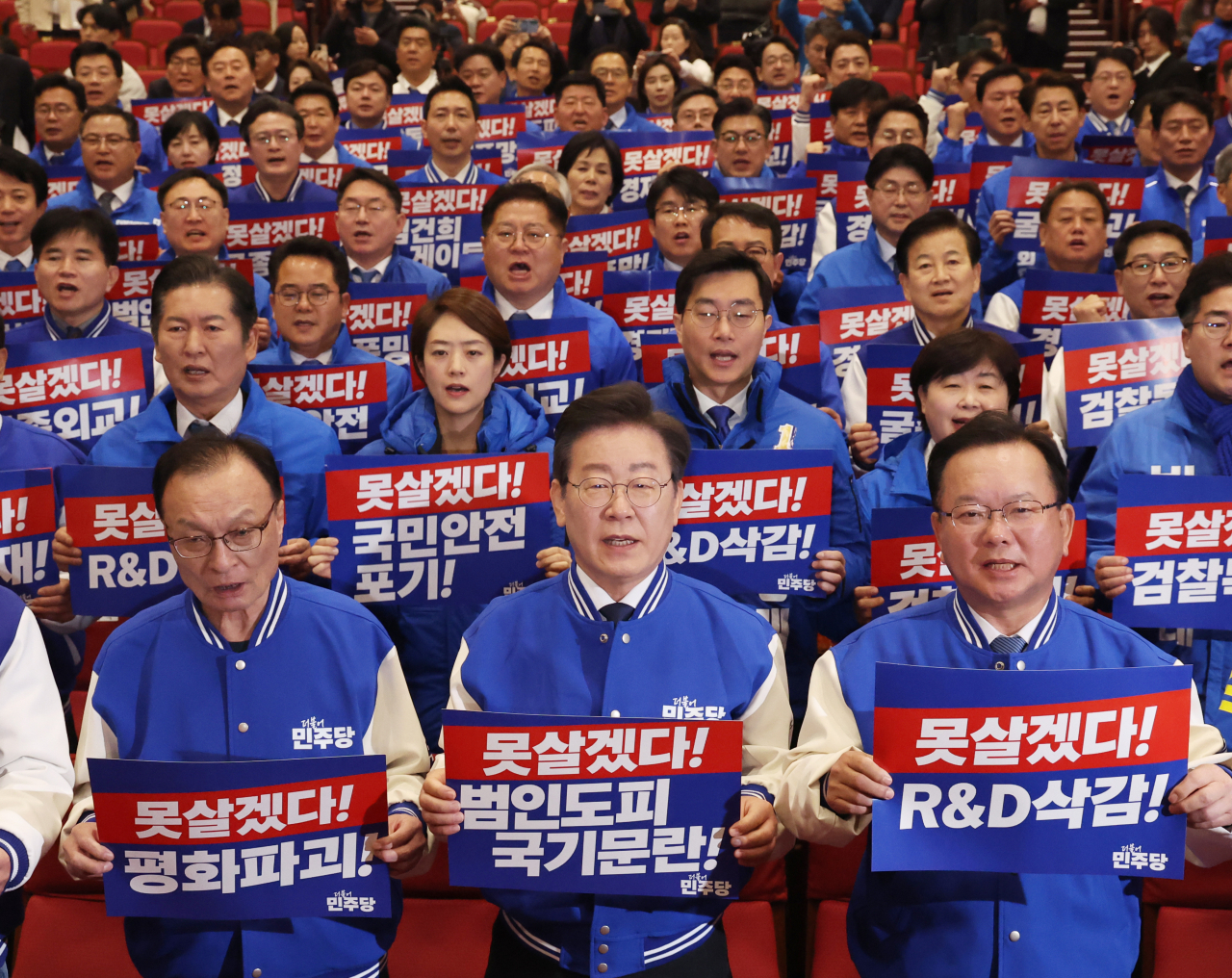 이재명 더불어민주당 대표가 17일 국회 의원회관에서 열린 제22대 총선 후보자 대회에서 더불어민주당 이해찬,김부겸 상임공동선거대책위원장과 함께 구호를 외치고 있다. [연합]
