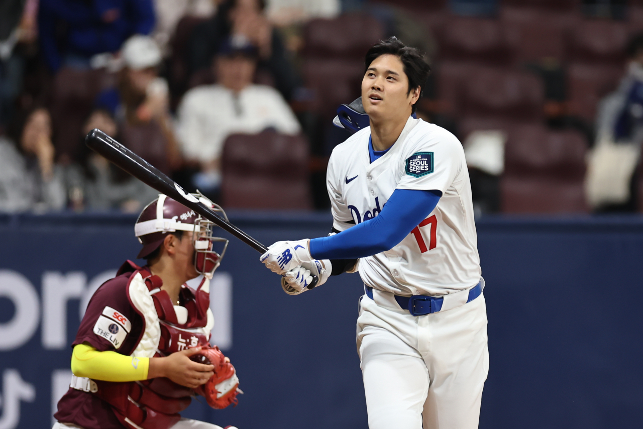 17일 서울 고척스카이돔에서 미국프로야구(MLB) 공식 개막시리즈를 앞두고 열린 로스앤젤레스(LA) 다저스 대 키움 히어로즈 연습 경기. 두번째 타석에 들어선 LA 다저스 오타니 쇼헤이가 2회초 1사 1,3루 상황에서 삼진아웃을 당하고 있다. [연합]