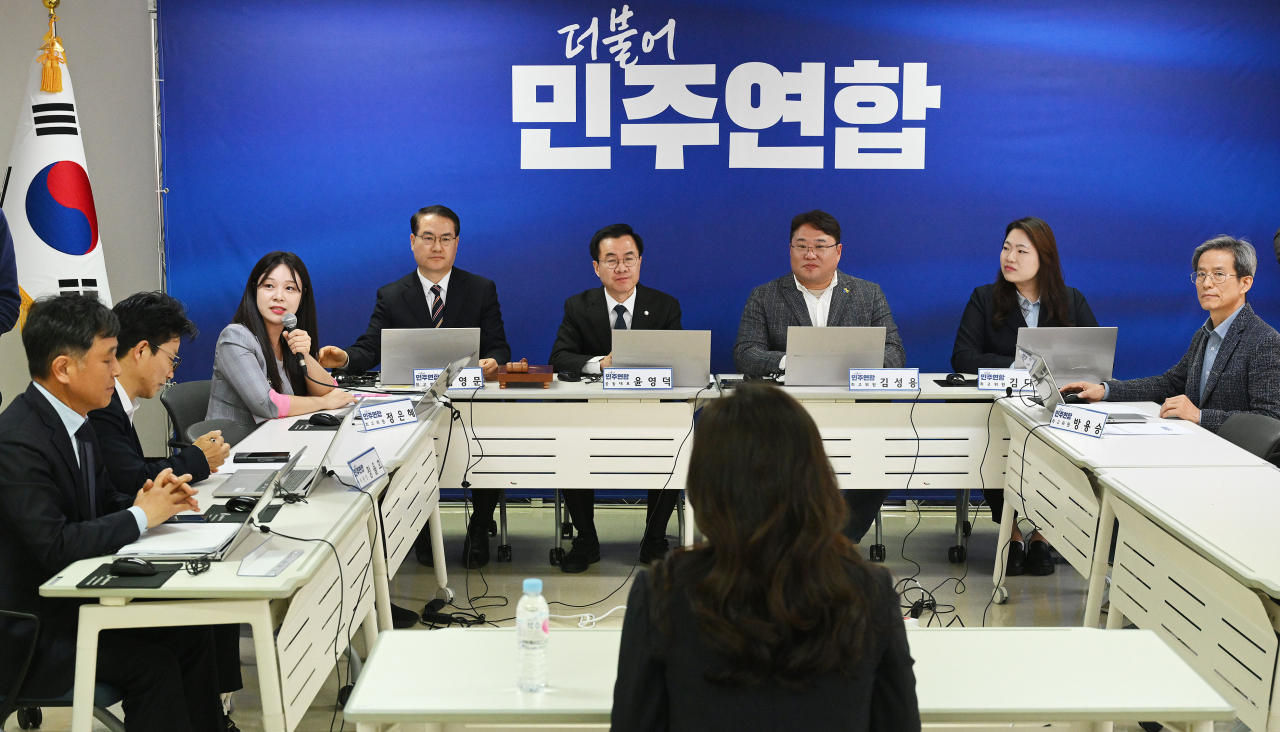 더불어민주연합 윤영덕 공동대표 등이 14일 여의도 당사에서 비례대표 후보자에 대한 면접 심사를 하고 있다.[연합]