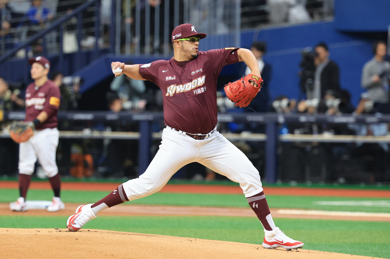 17일 서울 고척스카이돔에서 미국프로야구(MLB) 공식 개막시리즈를 앞두고 열린 로스앤젤레스(LA) 다저스 대 키움 히어로즈 연습 경기. 키움 선발투수 후라도가 역투하고 있다. [연합]