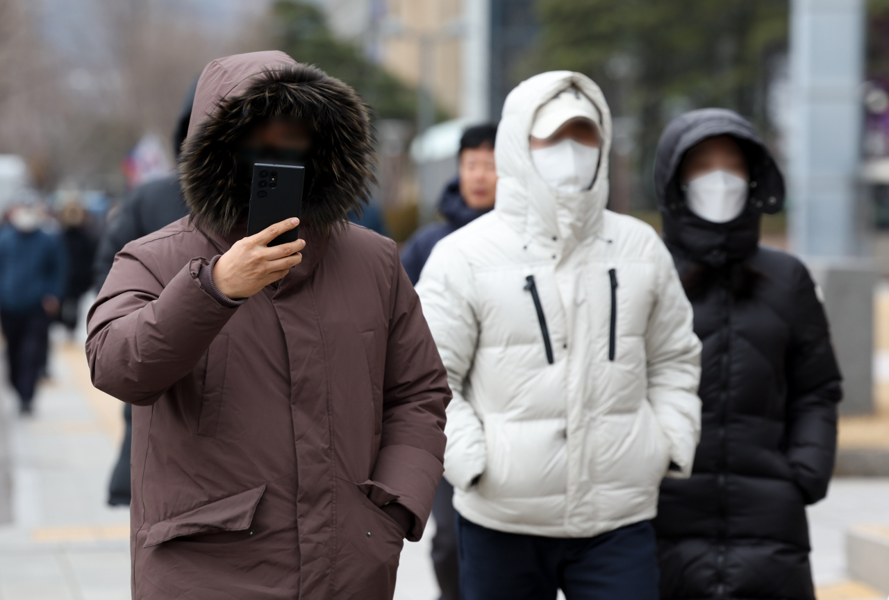 꽃샘추위가 기승을 부린 2일 오후 서울 중구 서울시청 인근에서 시민들이 이동하고 있다. [연합]