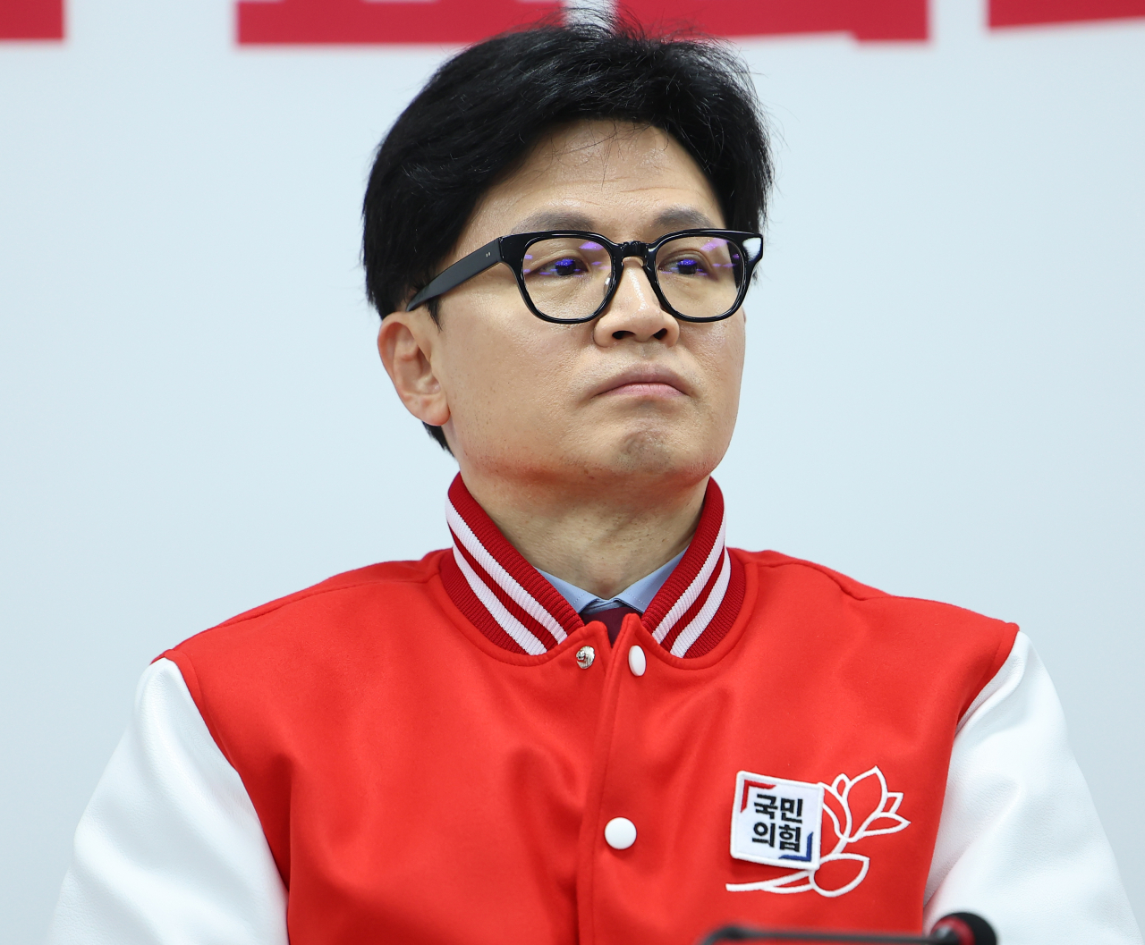 국민의힘 총괄선대위원장인 한동훈 비상대책위원장이 17일 오전 서울 여의도 중앙당사에서 열린 중앙선거대책위원장 회의에서 다른 공동선대위원장의 발언을 경청하고 있다. [연합]