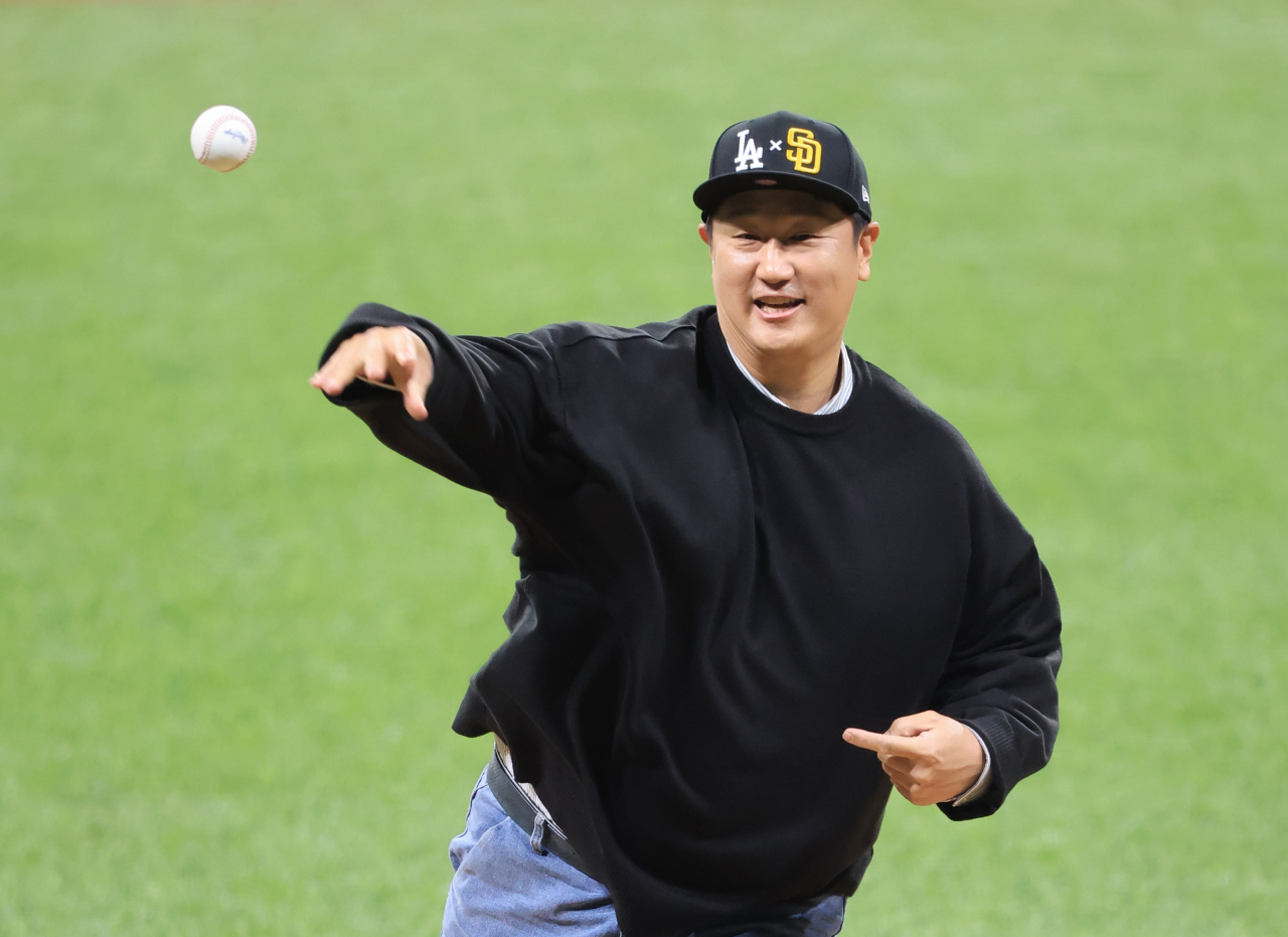 17일 오후 서울 고척스카이돔에서 미국프로야구(MLB) 공식 개막시리즈를 앞두고 열린 팀코리아 대 샌디에이고 파드리스 연습 경기에 앞서 이대호가 시구하고 있다. [연합]