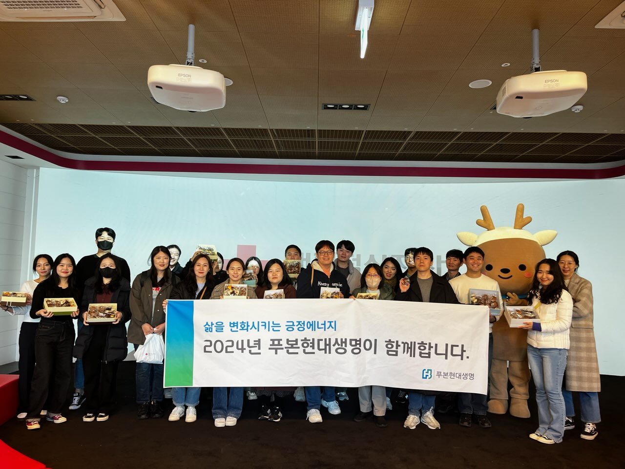 푸본현대생명 자원봉사단은 지난 15일 대한적십자사 서울지사 서부봉사관에서 소외된 이웃 위한 ‘사랑의 빵 나누기’ 봉사활동을 펼쳤다.