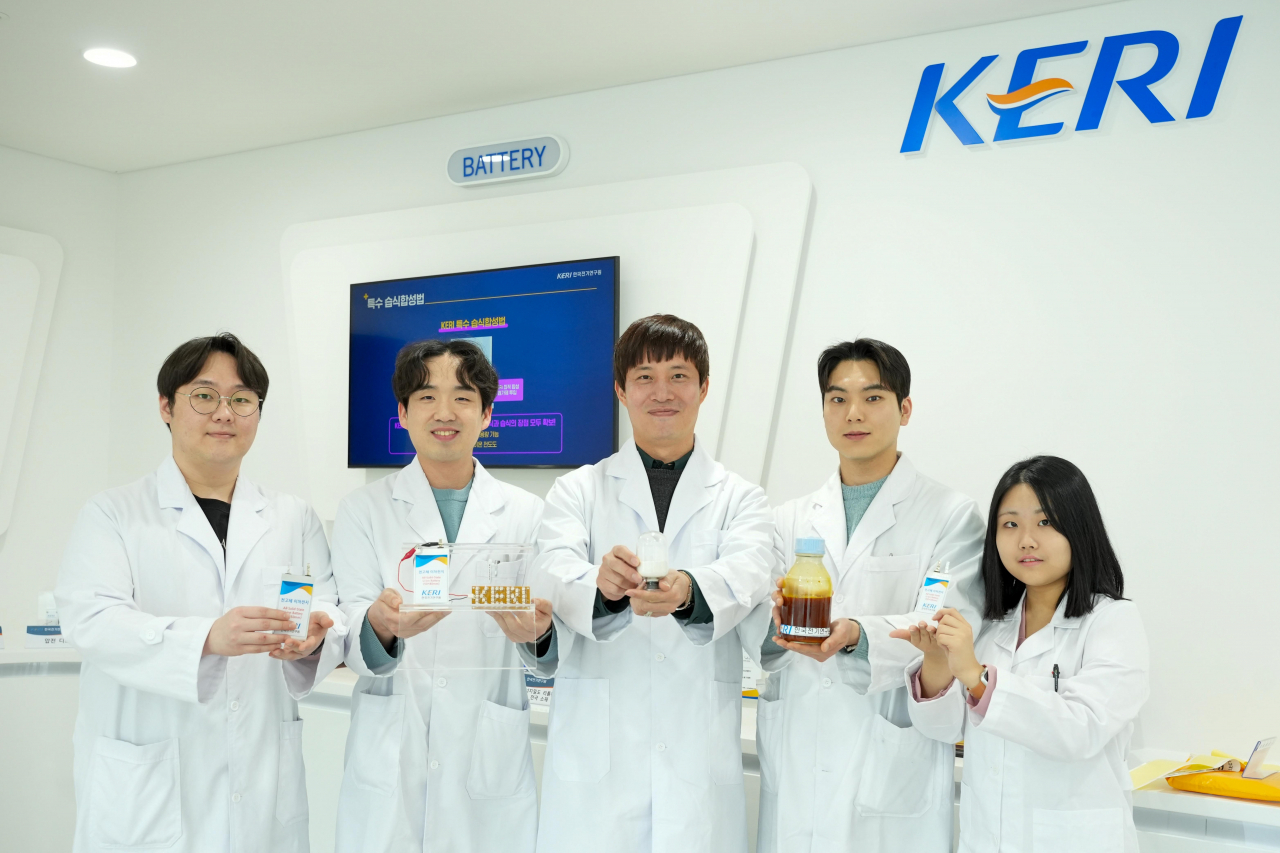 박준우(가운데) 박사 연구팀이 습식 합성공정으로 제조된 고체전해질과 이를 활용한 전고체전지 시제품을 들어보이고 있다.[한국전기연구원 제공]