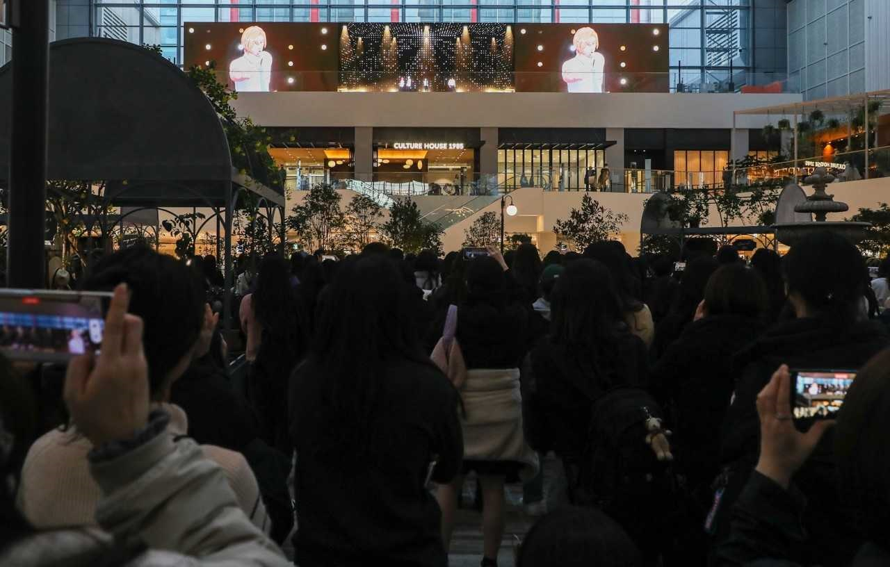 서울 영등포구에 위치한 더현대 서울 5층 사운즈포레스트에서 고객들이 버추얼 아이돌 ‘플레이브’의 콘서트를 관람하고 있다. [현대백화점 제공]