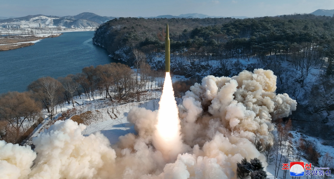 북한이 18일 오전 여러 발의 탄도미사일을 평양일대에서 발사했다. 북한이 발사한 비행체는 300여㎞ 비행 후 동해상에 떨어졌다. 이는 지난 1월 14일 고체연료를 사용한 극초음속 중장거리 탄도미사일(IRBM) 시험 발사 이후 64일 만이다.자료사진. 지난 1월 15일 북한 조선중앙통신 보도. [연합]