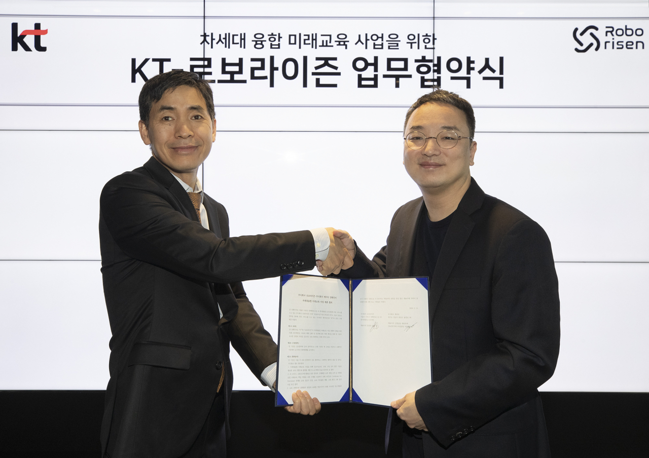 이종형(오른쪽) KT 전략·신사업부문 EduDX서비스사업담당(상무) 와 임상빈 로보라이즌 대표가 MOU 체결 기념사진을 촬영하는 모습. [KT 제공]