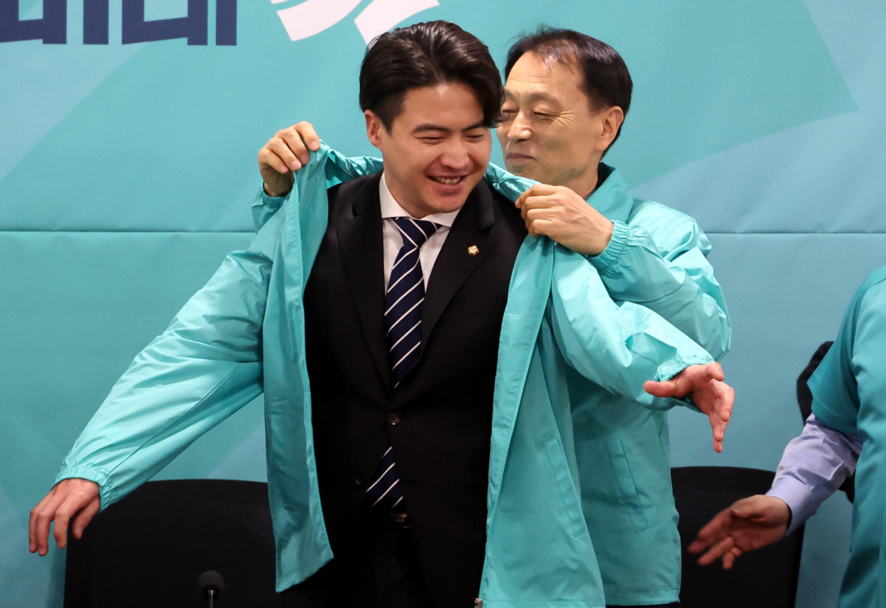 17일 오전 국회 의원회관에서 열린 새로운미래 입당 환영식에서 더불어민주당을 탈당한 오영환 의원에게 조종묵 재난안전특별위원장이 당 점퍼를 입혀주고 있다. [연합]
