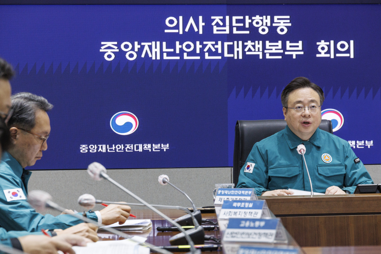 조규홍 ‘의사 집단행동 중앙재난안전대책본부(중대본)’ 1차장(보건복지부 장관)이 18일 오전 인 서울 종로구 정부서울청사 상황실에서 열린 중대본 회의에서 정부 대응에 대해 발언하고 있다.[연합]