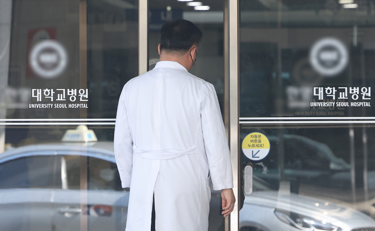 전공의 집단행동이 이어지고 있는 15일 오전 서울 한 대학병원에서 한 의료인이 이동하고 있다. [연합]