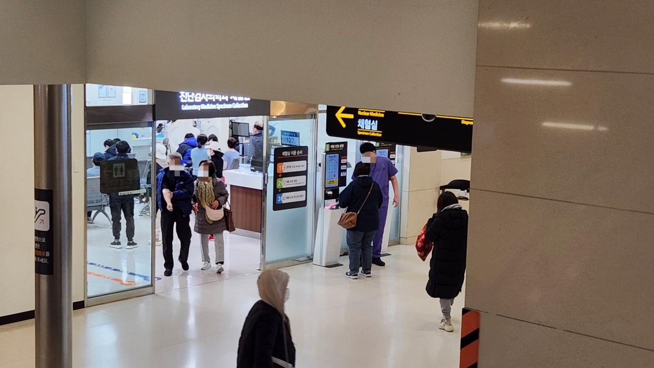 18일 오전 서울 신촌 세브란스 병원에서 접수를 위해 환자들이 기다리고 있다. 안효정 기자