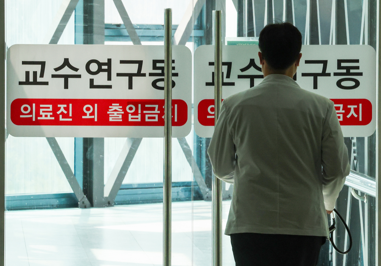 전국 의과대학 교수들이 정부의 의대 증원 결정에 반발하며 사직서를 제출하기로 뜻을 모으고 있는 가운데 17일 오전 서울 시내 한 대학병원 교수연구동에 한 의료 관계자가 오가고 있다. [연합]