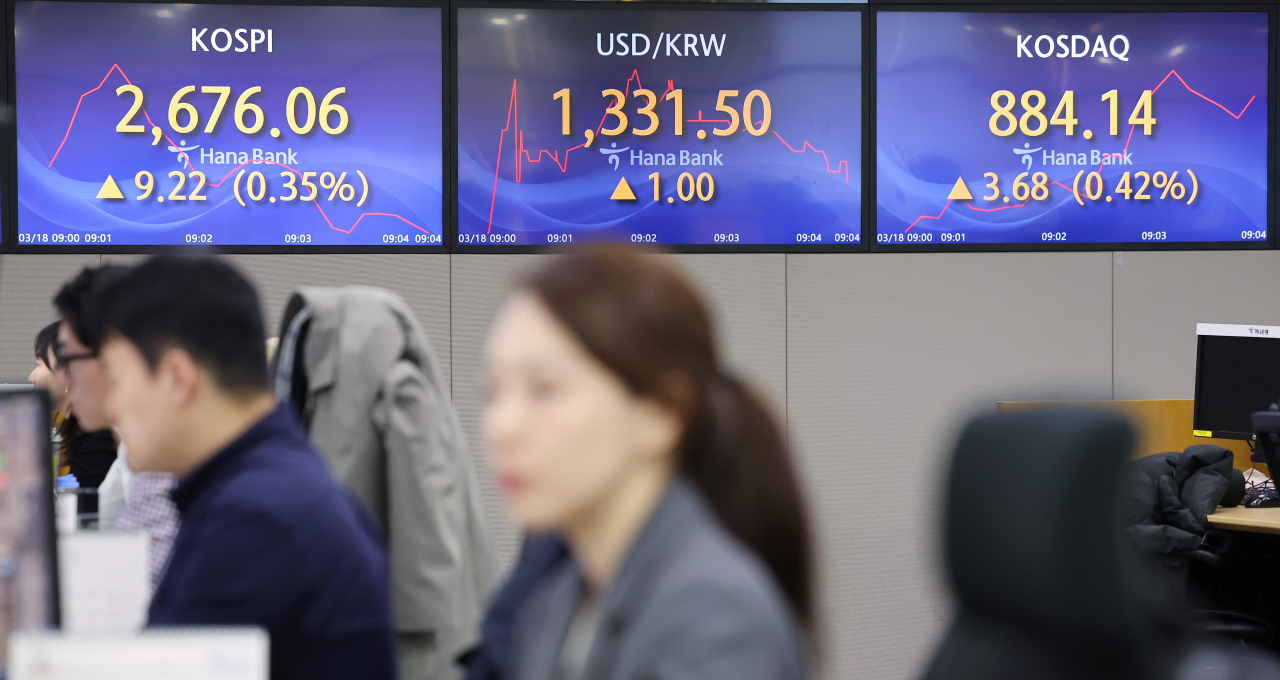 An electronic board showing the Korea Composite Stock Price Index at a dealing room of the Hana Bank headquarters in Seoul on Monday. (Yonhap)