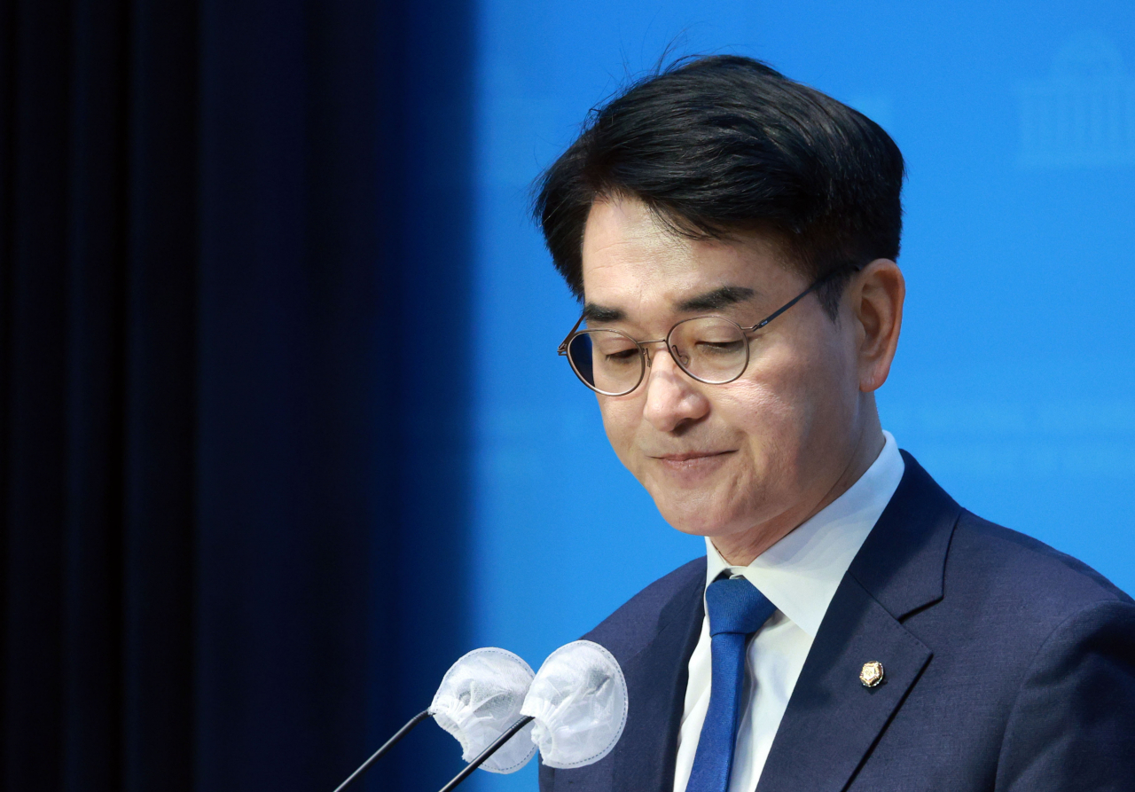 박용진 더불어민주당 의원이 17일 서울 국회 소통관에서 기자회견을 하고 있다. [연합]