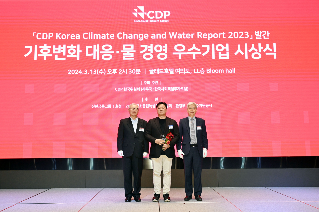 양춘승(왼쪽부터) CDP 한국위원회 부위원장과 이경필 현대로템 경영기획실장, 장지인 CDP 한국위원회 위원장이 2023 CDP 코리아 어워즈에서 기념 촬영을 하고 있다. [현대로템 제공]
