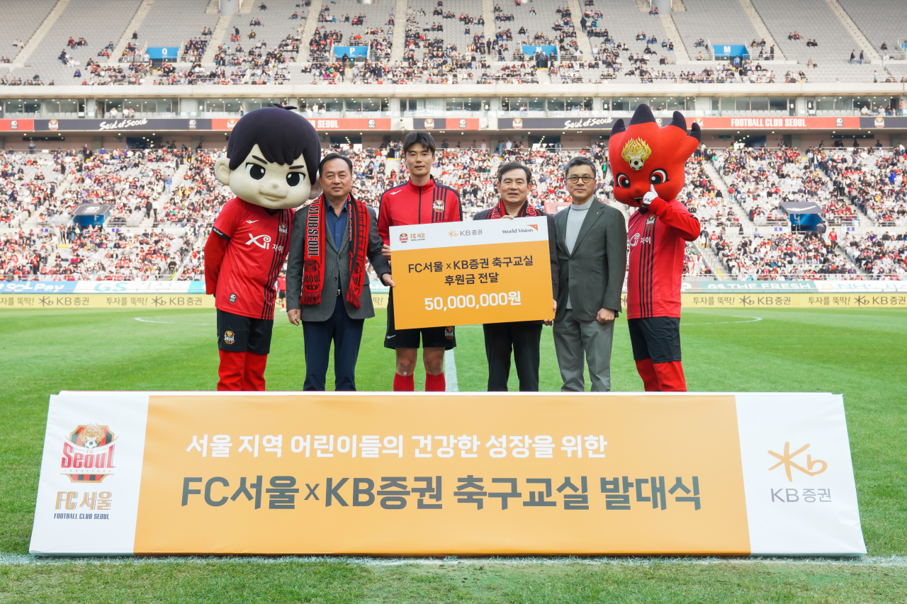 강진두(왼쪽부터) KB증권 부사장, 김성현 KB증권 대표이사, FC서울 기성용 선수, 여은주 GS스포츠 대표이사가 ‘FC서울&times;KB증권 축구교실’ 발대식을 마치고 기념 사진 촬영을 하고 있다. [KB증권]