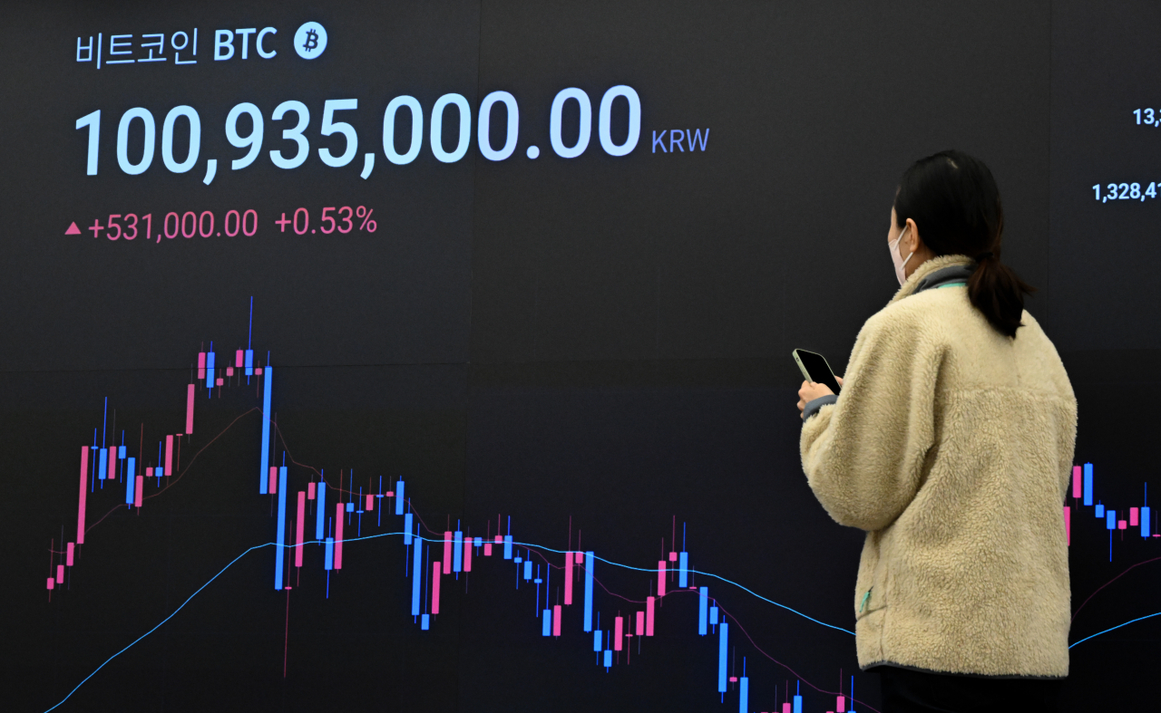 비트코인이 현물 상장지수펀드(ETF) 승인에 따른 자금 유입과 반감기에 대한 기대감이 맞물려 거래 가격이 1억 원을 돌파했다. 12일 서울 강남구 업비트 전광판에 비트코인 거래 가격이 표시되어 있다. 임세준 기자