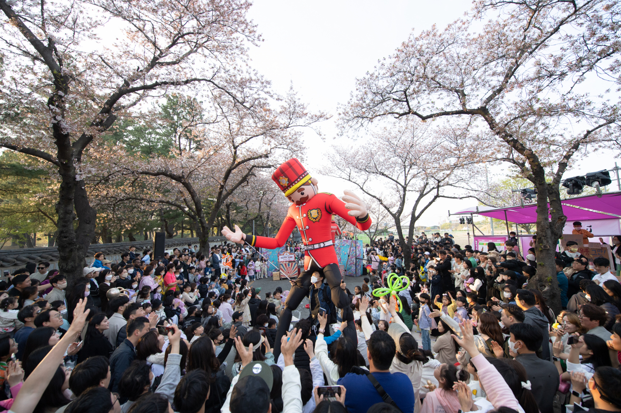 지난해 열린 대릉원돌담길 벚꽃축제 모습.[경북도 제공]
