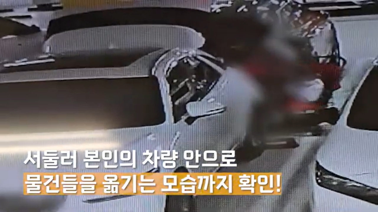 40대 여성이 빈 유모차를 서점에 끌고와 물건을 훔쳐 차량에 싣고 있는 모습. [인천경찰청 유튜브]