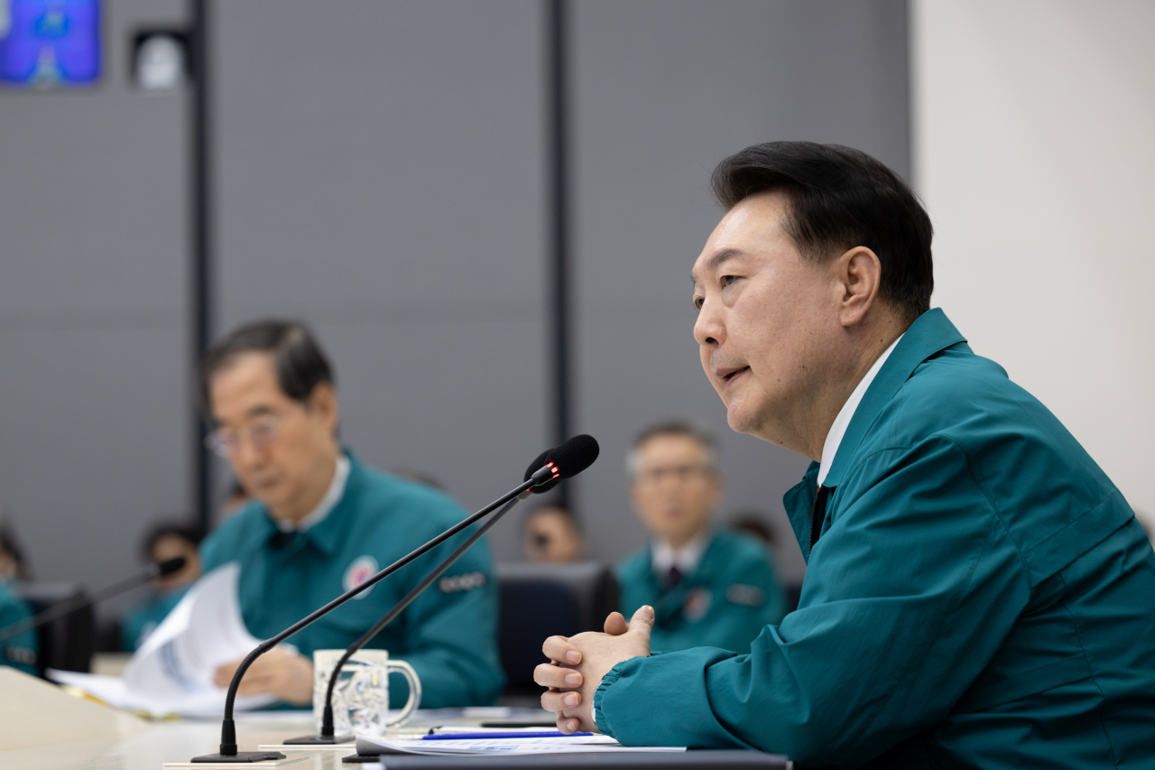 윤석열 대통령이 지난 6일 세종특별자치시 정부세종청사 중앙재난안전상황실에서 열린 ‘의사 집단행동 대응 중앙재난안전대책본부’ 회의에서 발언하고 있다.[연합]