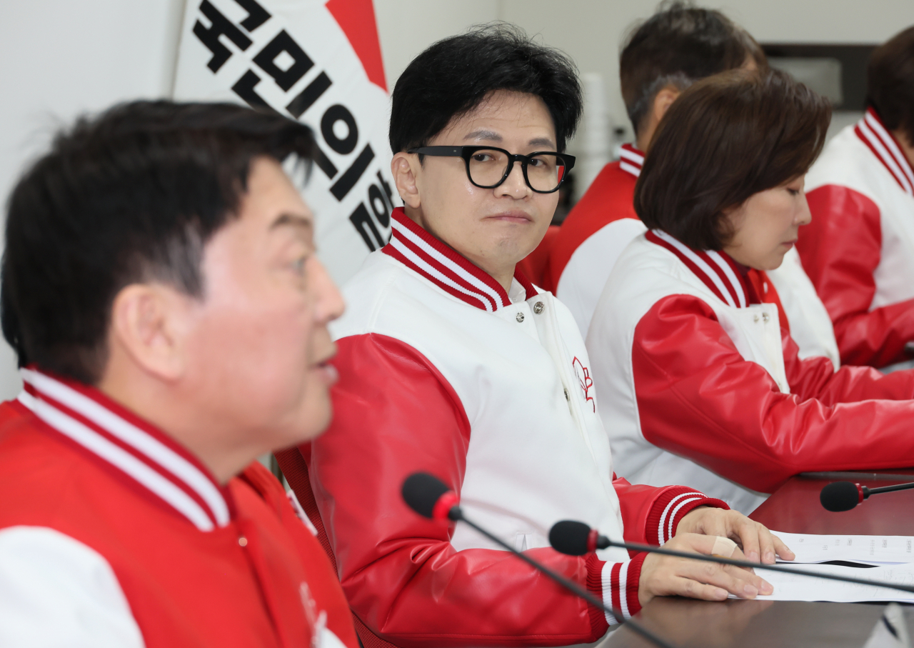 한동훈 국민의힘 비상대책위원장 겸 총괄 선거대책위원장이 18일 오전 서울 여의도 중앙당사에서 열린 중앙선거대책위원회의에서 안철수 공동선거대책위원장의 발언을 듣고 있다. [연합]