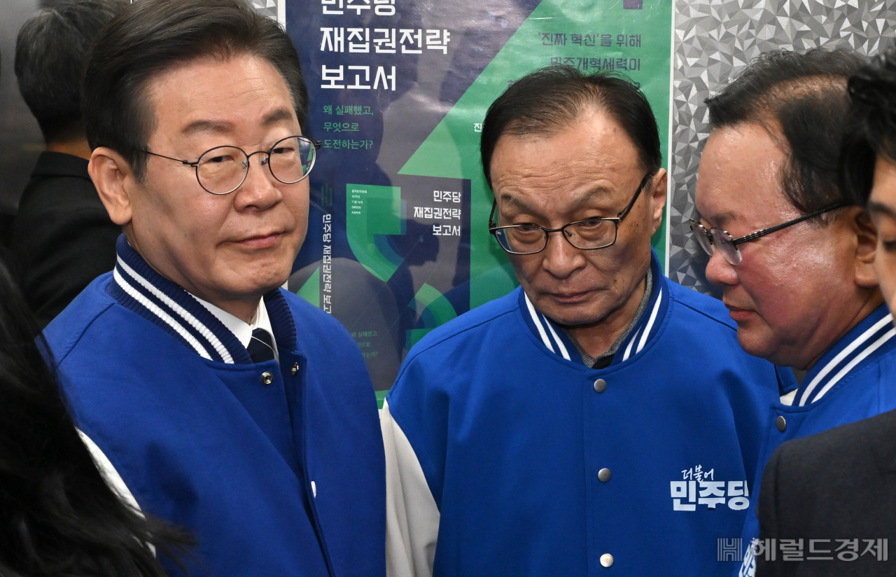 이재명(왼쪽부터), 김부겸, 이해찬 상임공동선거대책위원장이 18일 서울 여의도 중앙당사에서 열린 제3차 중앙선거대책회의를 마친 뒤 이동하고 있다. 임세준 기자