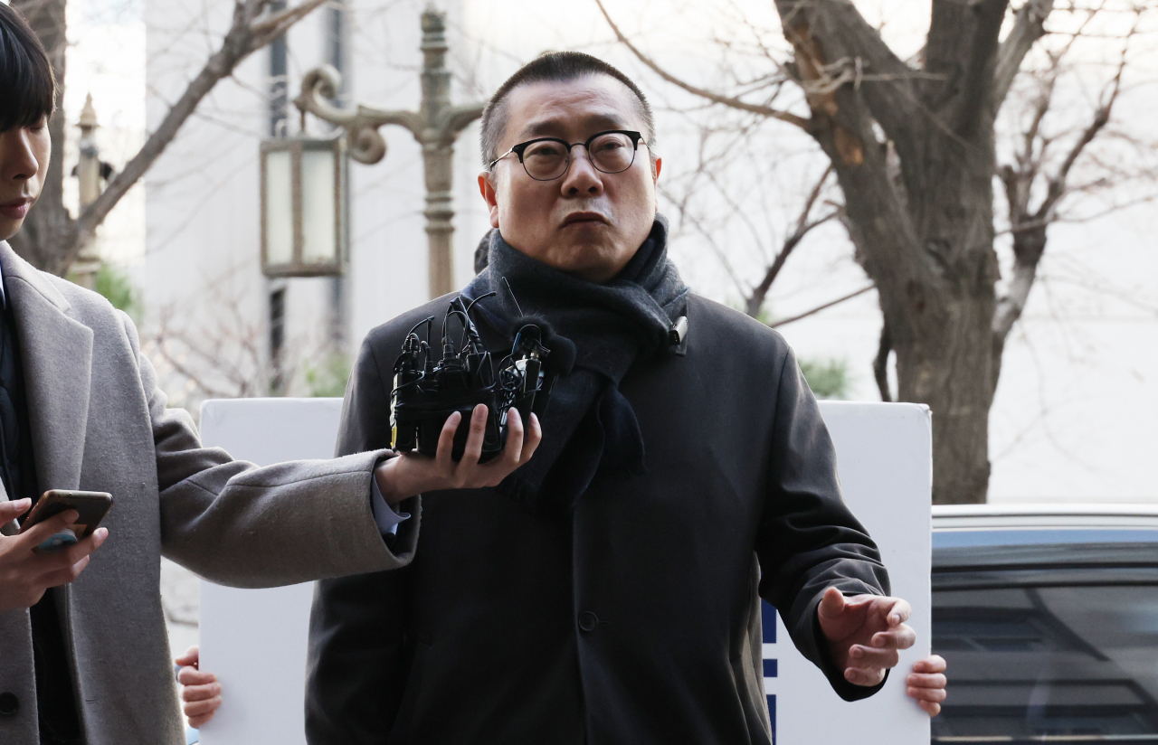 박명하 대한의사협회 비상대책위원회 조직강화위원장이 18일 오전 3차 조사를 받기 위해 서울 마포구 서울경찰청 공공범죄수사대로 출석하며 입장을 밝히고 있다. [연합]