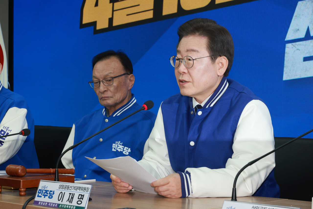 더불어민주당 상임공동선대위원장인 이재명 대표가 18일 오전 서울 여의도 민주당 중앙당사에서 열린 중앙선거대책회의에서 발언하고 있다. 왼쪽은 이해찬 상임공동선대위원장. [연합]