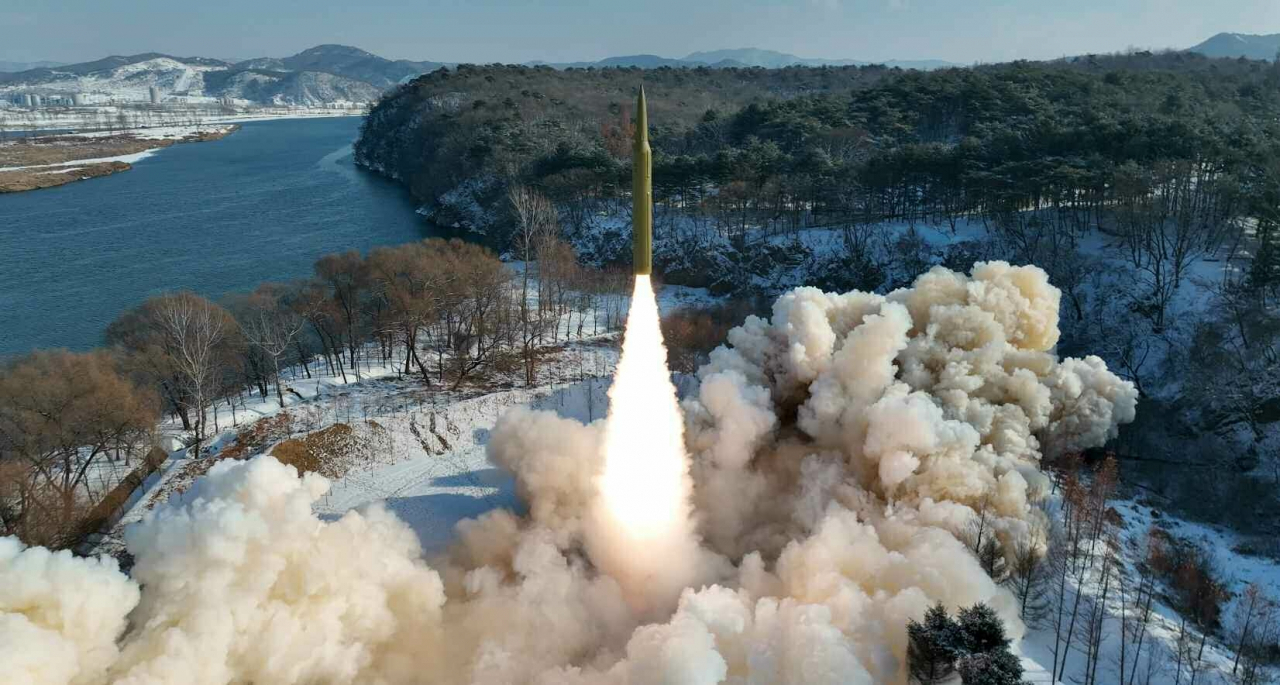 합참은 18일 오전 7시44분께부터 8시22분께까지 북한 평양 일대에서 동해상으로 발사된 단거리 탄도미사일(SRBM)로 추정되는 비행체 수발을 포착했다며 북한의 미사일은 300여㎞ 비행 후 동해상에 탄착했다고 밝혔다. 북한의 탄도미사일 발사는 지난 1월 14일 고체연료 기반 극초음속 중거리탄도미사일(IRBM) 발사 이후 64일 만이다. 북한의 극초음속 중거리탄도미사일 발사 장면. [평양 노동신문=뉴스1]