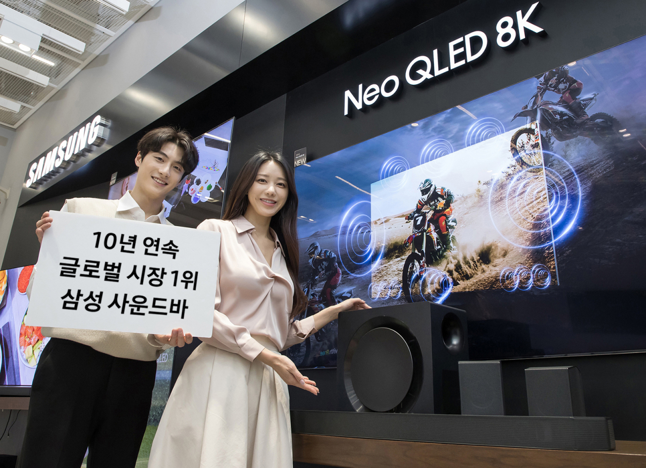 삼성전자 모델이 사운드바 10년 연속 글로벌 시장 1위 달성을 기념하며 2024년형 사운드바와 2024년형 네오(Neo) QLED 8K 제품을 소개하고 있다.[삼성전자 제공]