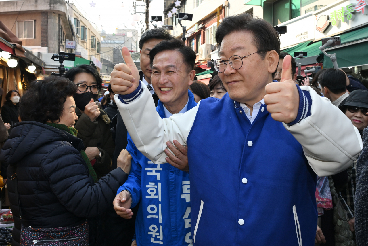 더불어민주당 이재명 대표가 13일 서울 동작을에 출마하는 류삼영 후보와 함께 남성사계시장을 방문, 시민들에게 인사를 하고 있다. [연합]