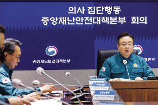 조규홍 ‘의사 집단행동 중앙재난안전대책본부(중대본)’ 1차장(보건복지부 장관)이 18일 오전 인 서울 종로구 정부서울청사 상황실에서 열린 중대본 회의에서 정부 대응에 대해 발언하고 있다. [연합]