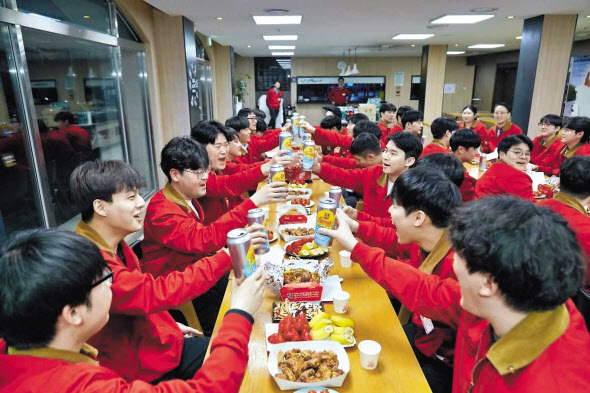 BBQ 신입사원들이 현업부서 선배들과 함께 ‘캔 미팅’을 하고 있다. [제너시스BBQ 그룹 제공]