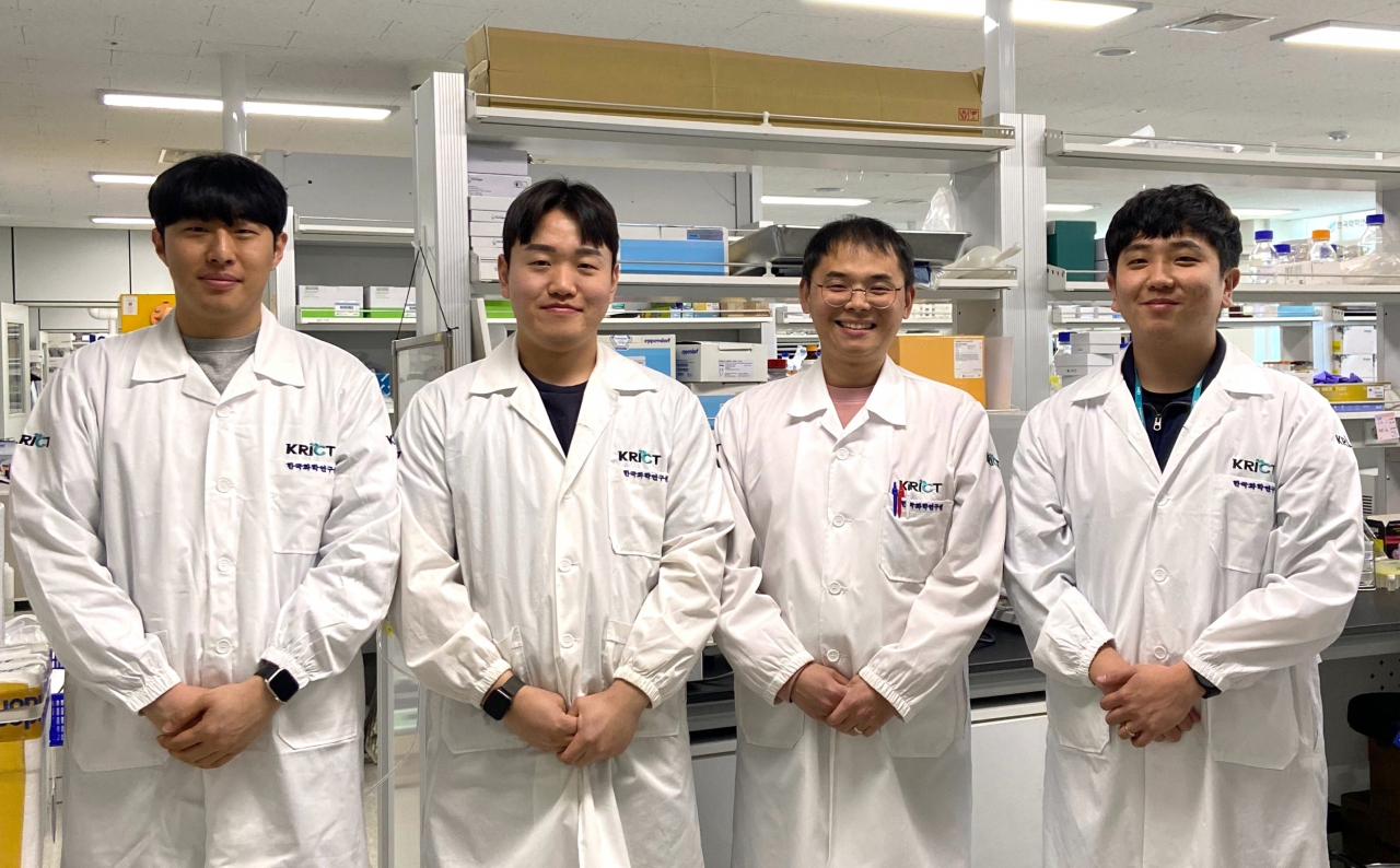 이번 연구를 수행한 한국화학연구원 연구진. 노명현(오른쪽부터) 박사, 백승호 박사, 이상민 학생연구원 박진성 인턴연구원.[한국화학연구원 제공]