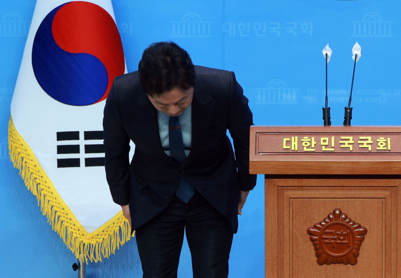 정봉주 전 의원이 18일 오전 국회 소통관에서 열린 입장 발표 기자회견에서 지지자들에게 사과하고 있다. [연합]