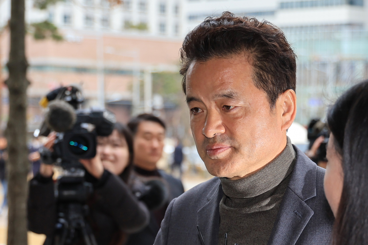 임종성 전 더불어민주당 의원이 28일 오후 서울동부지방법원에서 열린 구속 전 피의자 심문(영장실질심사)에 출석하고 있다. 임 전 의원은 경기 광주시 지역구 소재 건설업체 두 곳에서 1억1500만원 상당의 금품을 수수한 혐의를 받는다. [연합]