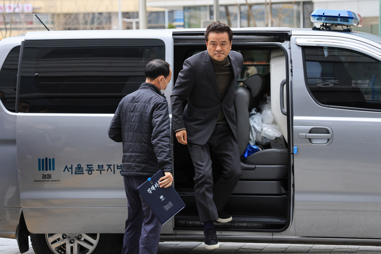 임종성 전 더불어민주당 의원이 28일 오후 서울동부지방법원에서 열린 구속 전 피의자 심문(영장실질심사)에 출석하고 있다. 임 전 의원은 경기 광주시 지역구 소재 건설업체 두 곳에서 1억1500만원 상당의 금품을 수수한 혐의를 받는다. [연합]