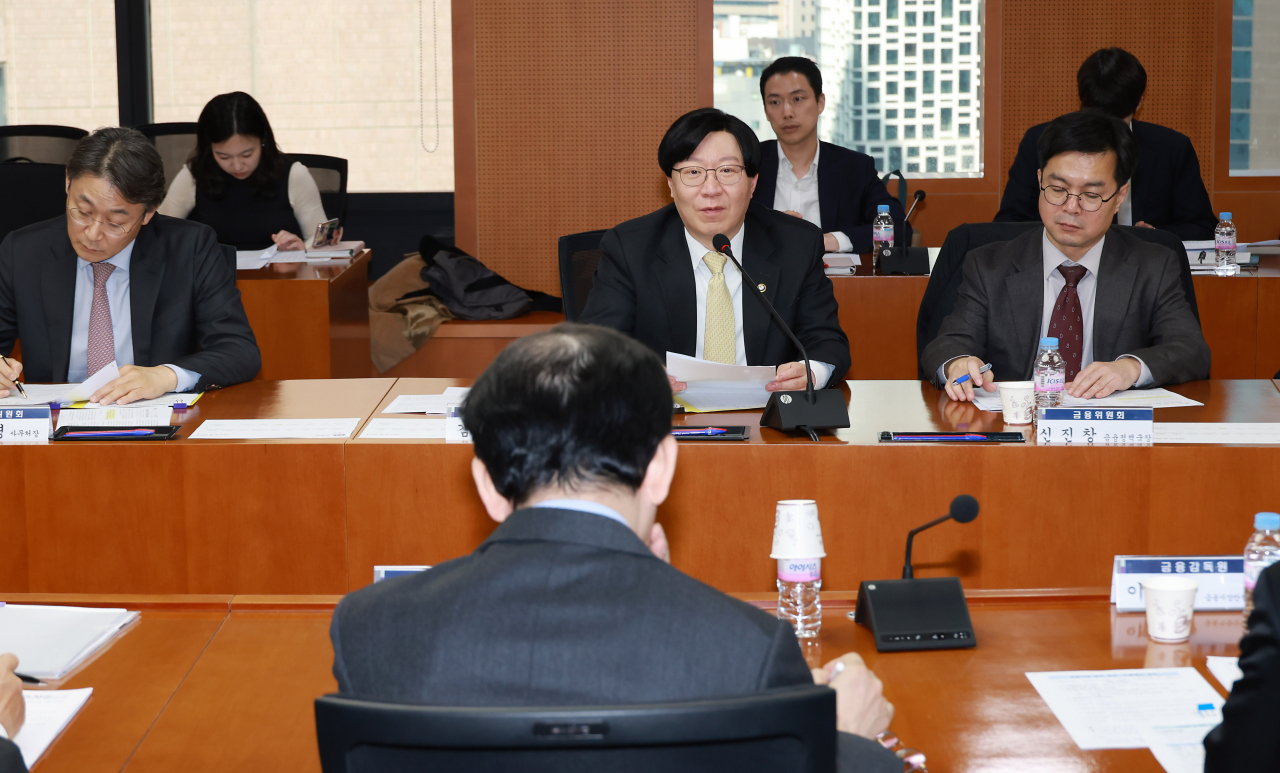 김소영(사진 가운데) 금융위원회 부위원장이 18일 오후 서울 중구 금융연구원 대회의실에서 개최한 금융시장 현안 점검·소통회의에서 정부, 관계기관, 시장전문가들과 함께 현재 거시경제 및 금융시장 상황에 대한 시각과 향후 전망에 대한 의견을 공유하고 제2금융권 건전성 현황 등 금융시장 주요 이슈에 대한 대응방안을 논의했다.[금융위원회 제공]