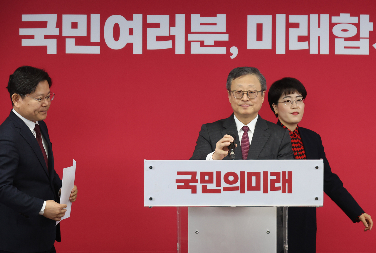 국민의힘 비례대표 위성정당인 국민의미래 유일준 공천관리위원장이 18일 여의도 당사에서 비례대표 후보자 순번을 발표하기 위해 입장하고 있다.[연합]