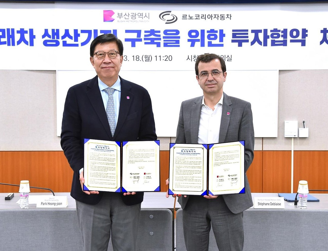 박형준(왼쪽) 부산시장과 스테발 드블레즈 르노코리아 사장이 기념 촬영을 하는 모습. [부산시 제공]