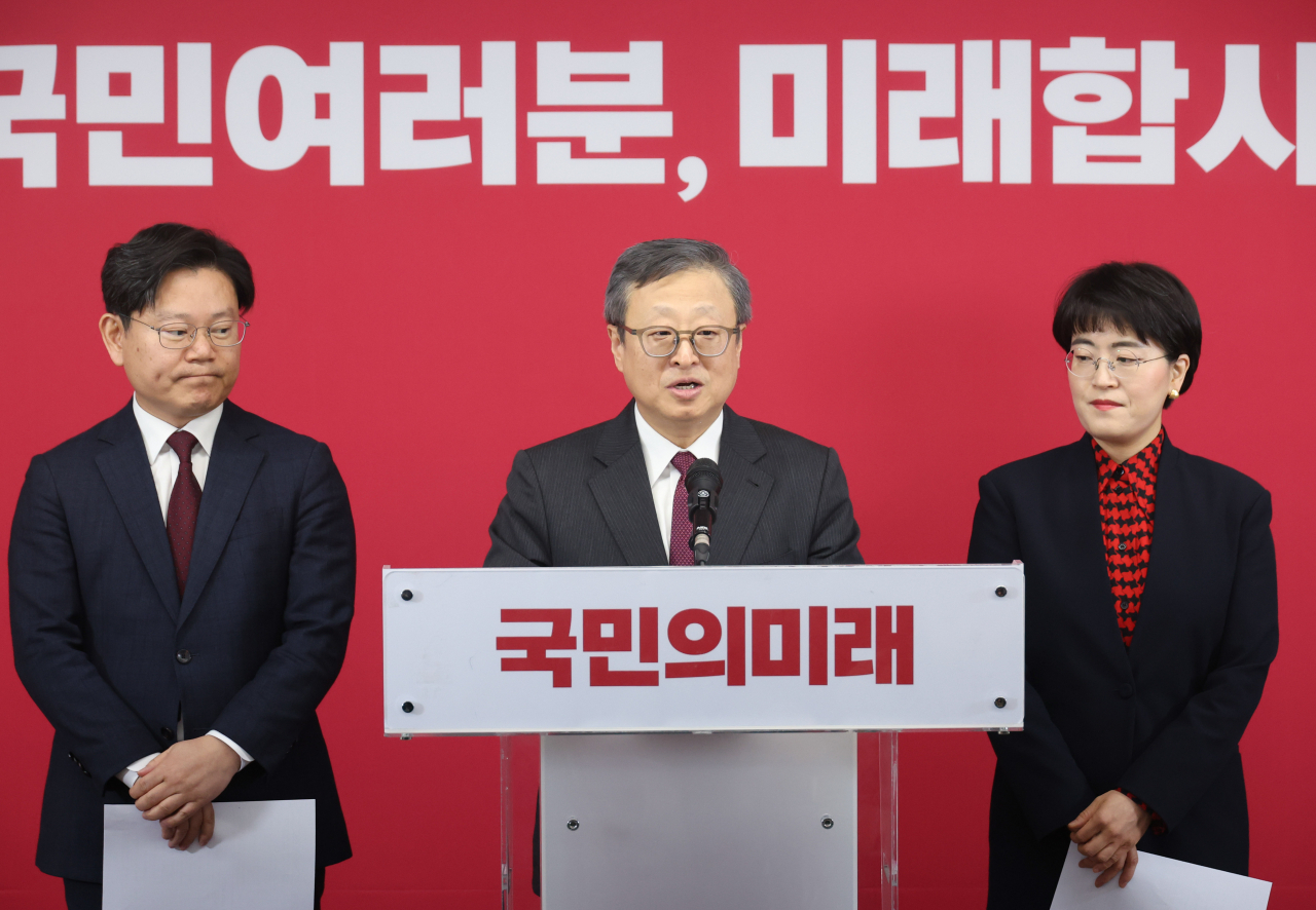 국민의힘 비례대표 위성정당인 국민의미래 유일준 공천관리위원장이 18일 여의도 당사에서 비례대표 후보자 순번을 발표하고 있다.[연합]