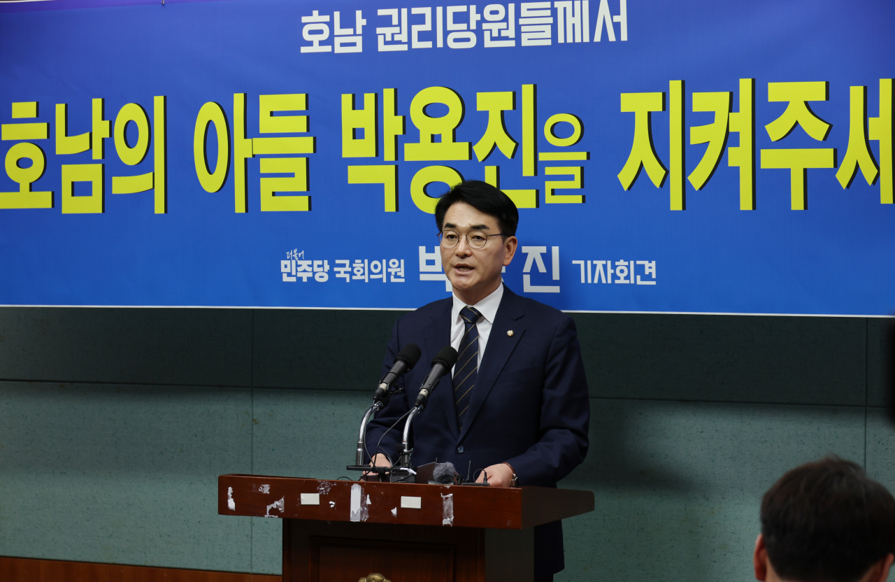 더불어민주당 서울 강북을 당내 경선에서 조수진 변호사와 맞붙게 된 박용진 의원이 18일 오후 전북특별자치도의회에서 기자회견을 열고 지지를 호소하고 있다. 연합뉴스