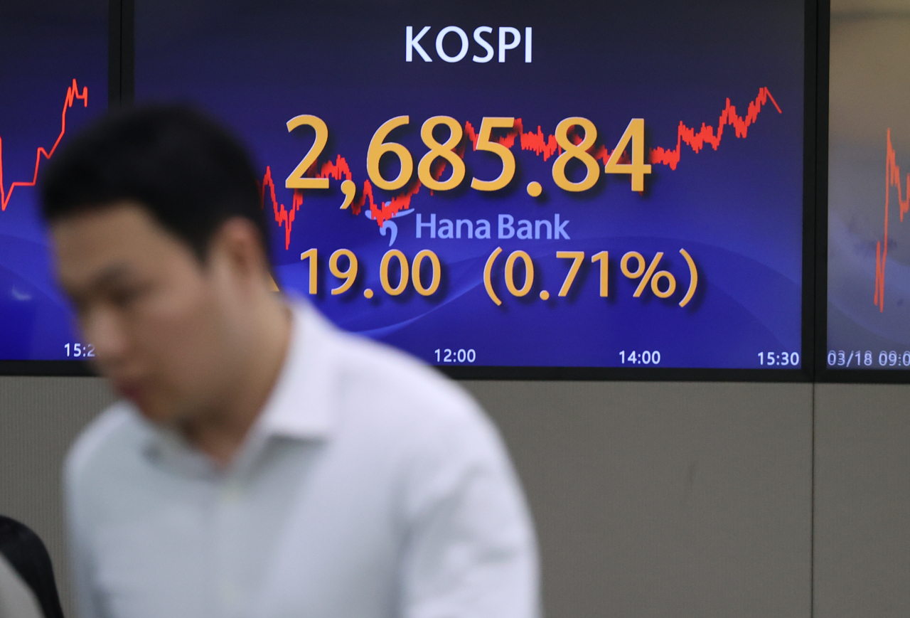 An electronic board showing the Korea Composite Stock Price Index at a dealing room of the Hana Bank headquarters in Seoul on Monday. (Yonhap)