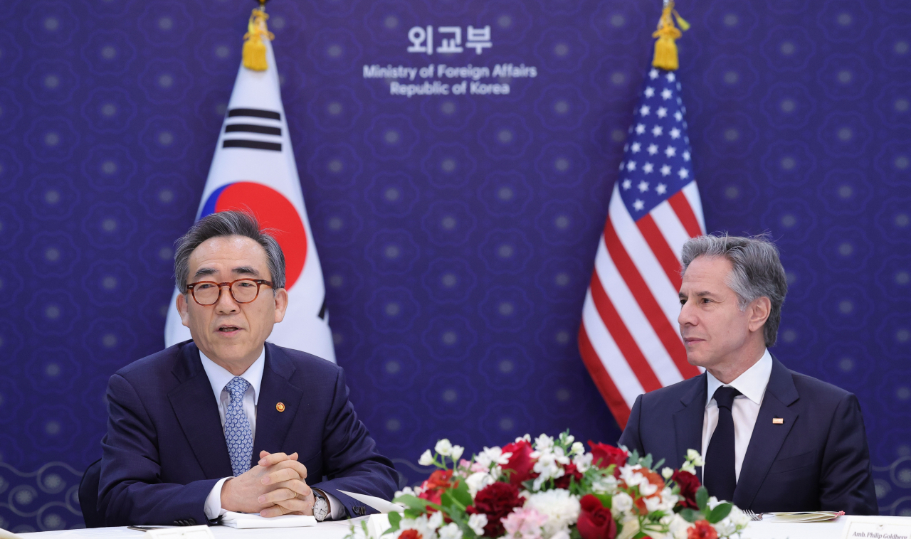 조태열 외교부 장관과 제3차 민주주의 정상회의 참석차 방한한 토니 블링컨 미 국무장관이 18일 오후 서울 종로구 외교부에서 오찬을 겸해 열린 한·미 외교장관 회담에서 대화하고 있다. [연합]