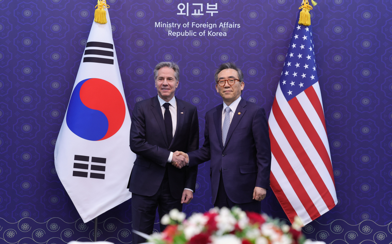 조태열 외교부 장관과 제3차 민주주의 정상회의 참석차 방한한 토니 블링컨 미 국무장관이 18일 오후 서울 종로구 외교부에서 오찬을 겸해 열린 한·미 외교장관 회담에서 만나 악수하고 있다. [연합]