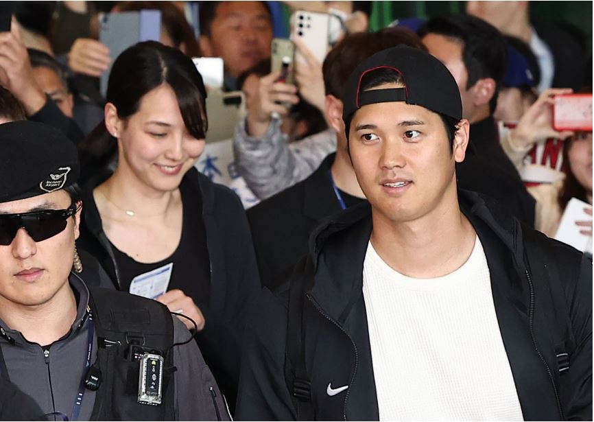 ‘2024 메이저리그(MLB) 월드투어 서울 시리즈’에 출전하는 LA다저스 오타니 쇼헤이가 지난 15일 오후 아내 다나카 마미코와 함께 인천국제공항 제1여객터미널을 통해 입국하고 있다. [연합]