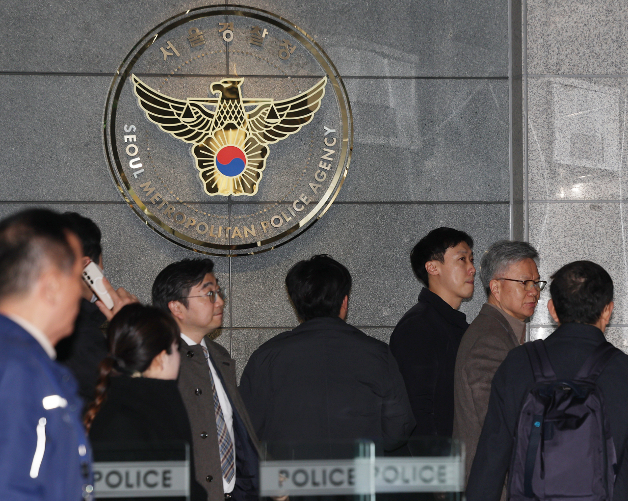 김택우 대한의사협회 비상대책위원장이 15일 오전 전공의 집단 사직 공모 의혹과 관련한 경찰 재소환 조사를 받기 위해 서울 마포구 서울경찰청 공공범죄수사대로 출석하고 있다. 연합뉴스