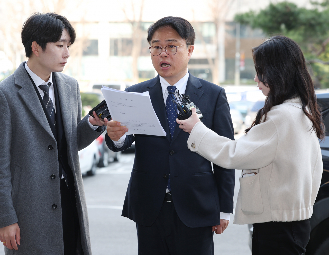 임현택 대한소아청소년과의사회장이 15일 오전 전공의 집단 사직 공모 의혹과 관련한 경찰 재소환 조사를 받기 위해 서울 마포구 서울경찰청 공공범죄수사대로 출석하며 입장을 밝히고 있다. 연합뉴스